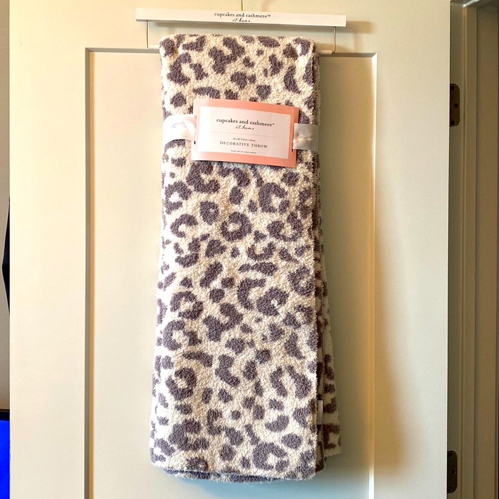 NWT Cupcakes and Cashmere Gray and White Leopard Print Reversible Blanket